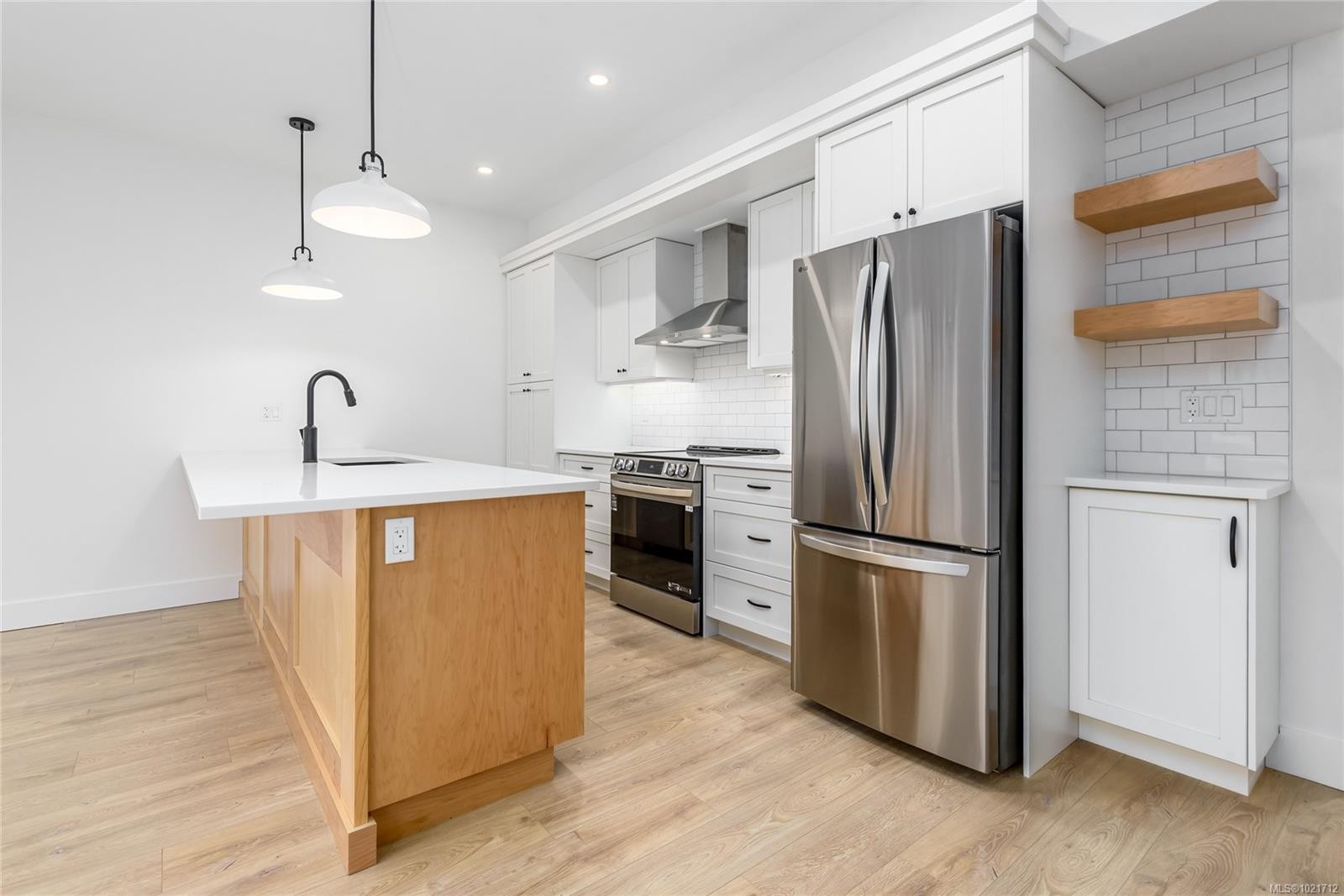 B-1044 Lazo Rd, Comox, BC - Indoor Photo Showing Kitchen With Stainless Steel Kitchen With Upgraded Kitchen