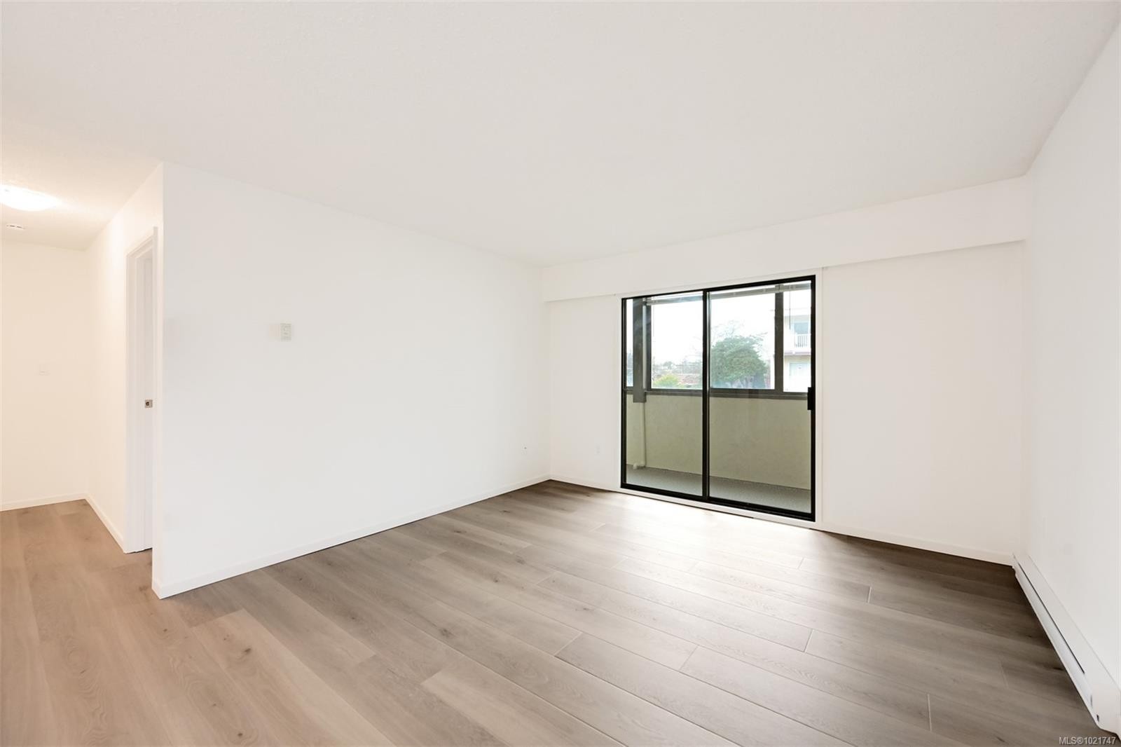 206-2610 Graham St, Victoria, BC - Indoor Photo Showing Other Room