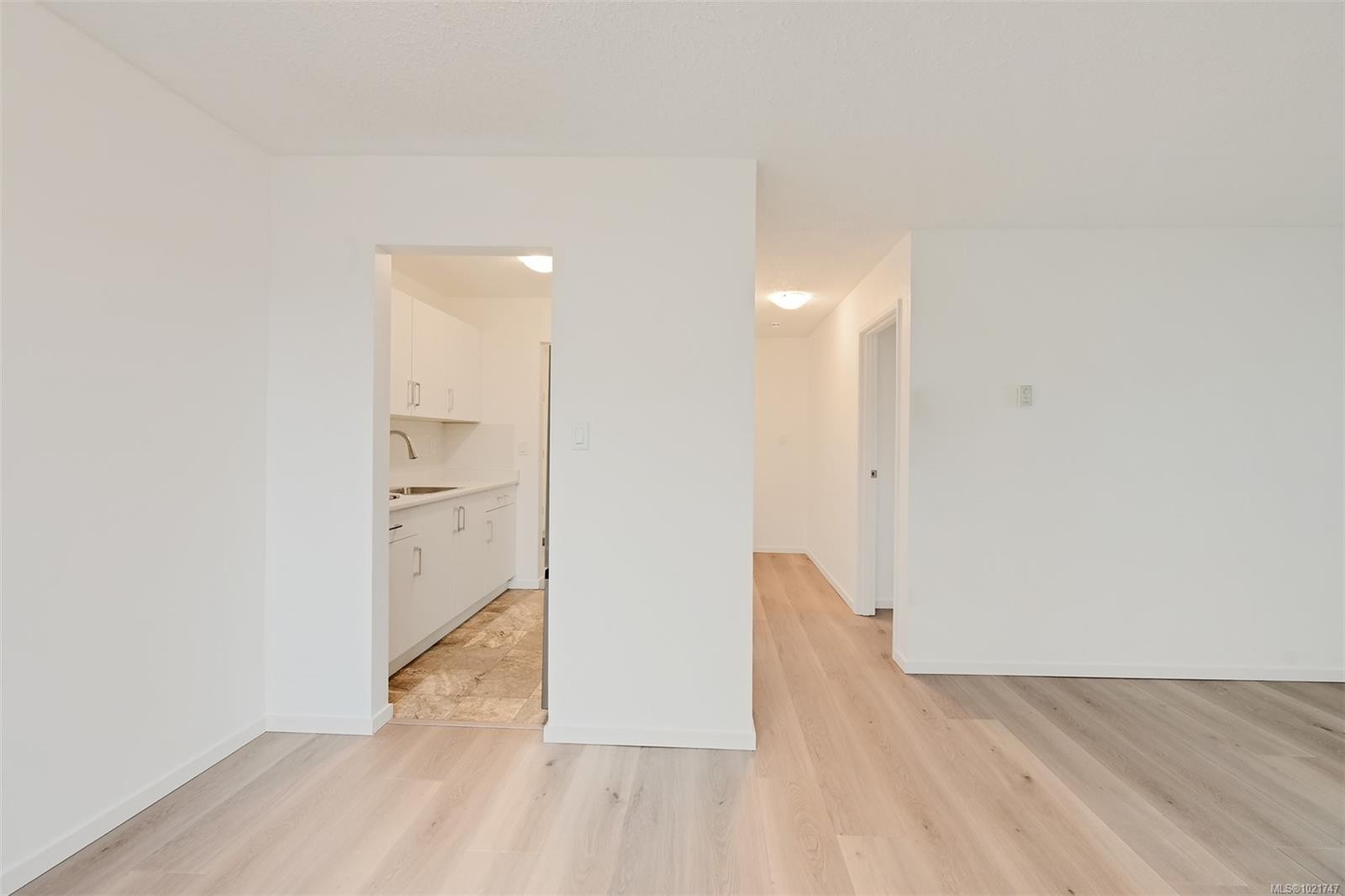 206-2610 Graham St, Victoria, BC - Indoor