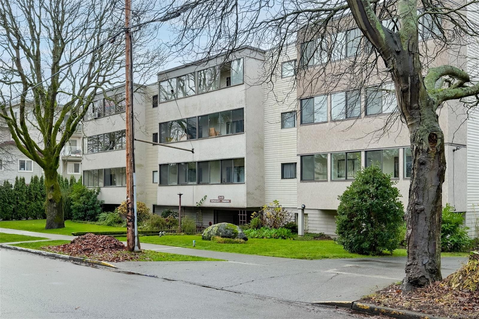 206-2610 Graham St, Victoria, BC - Outdoor With Facade