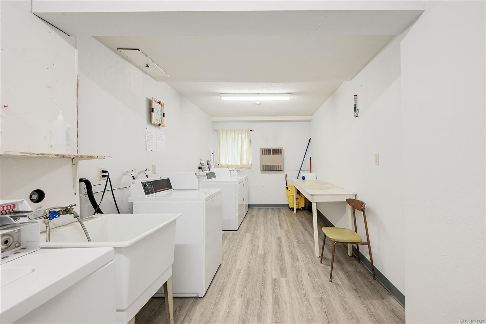 206-2610 Graham St, Victoria, BC - Indoor Photo Showing Laundry Room