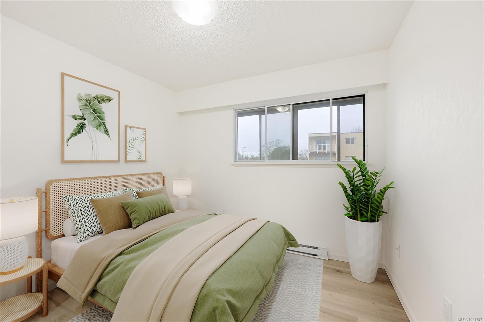 206-2610 Graham St, Victoria, BC - Indoor Photo Showing Bedroom