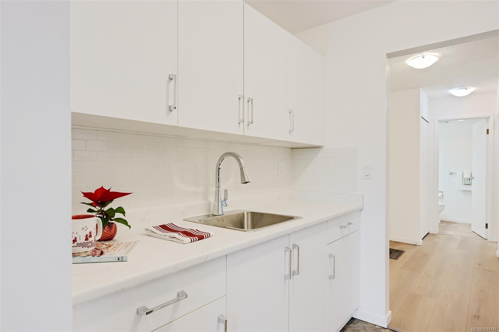 206-2610 Graham St, Victoria, BC - Indoor Photo Showing Kitchen