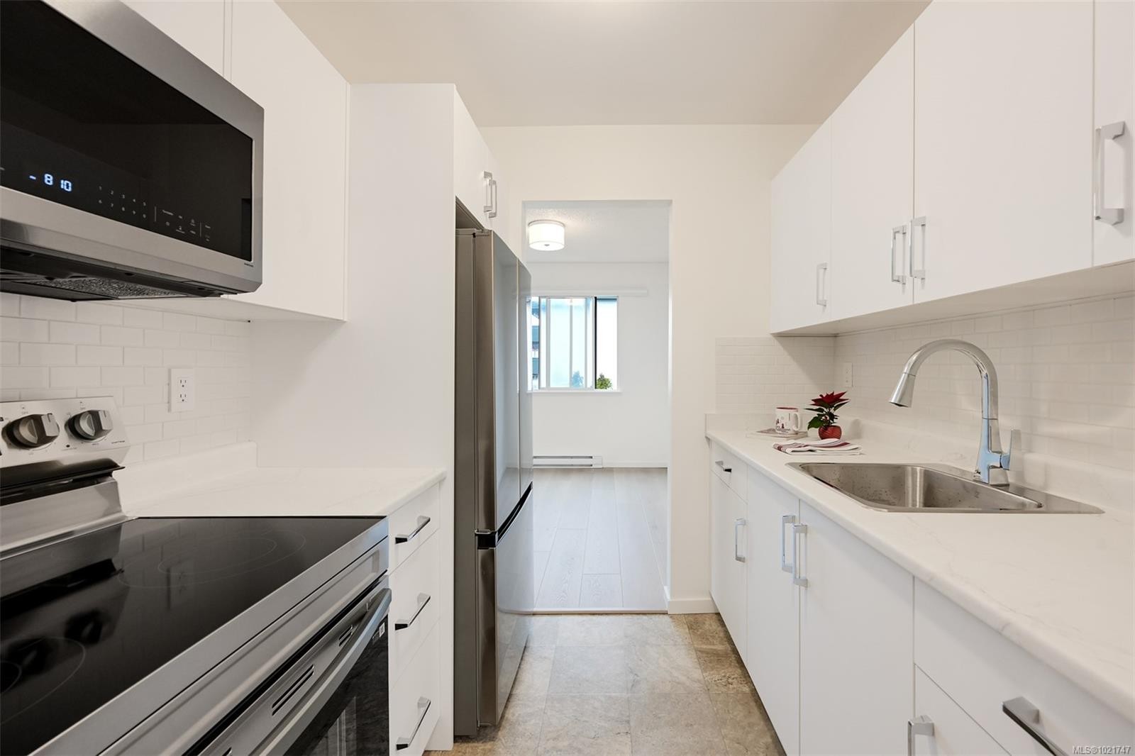 206-2610 Graham St, Victoria, BC - Indoor Photo Showing Kitchen With Stainless Steel Kitchen With Upgraded Kitchen