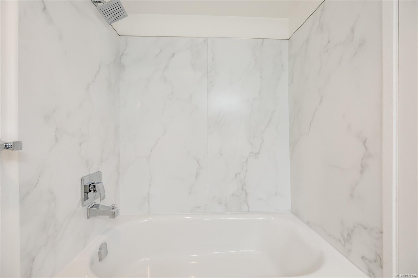 206-2610 Graham St, Victoria, BC - Indoor Photo Showing Bathroom