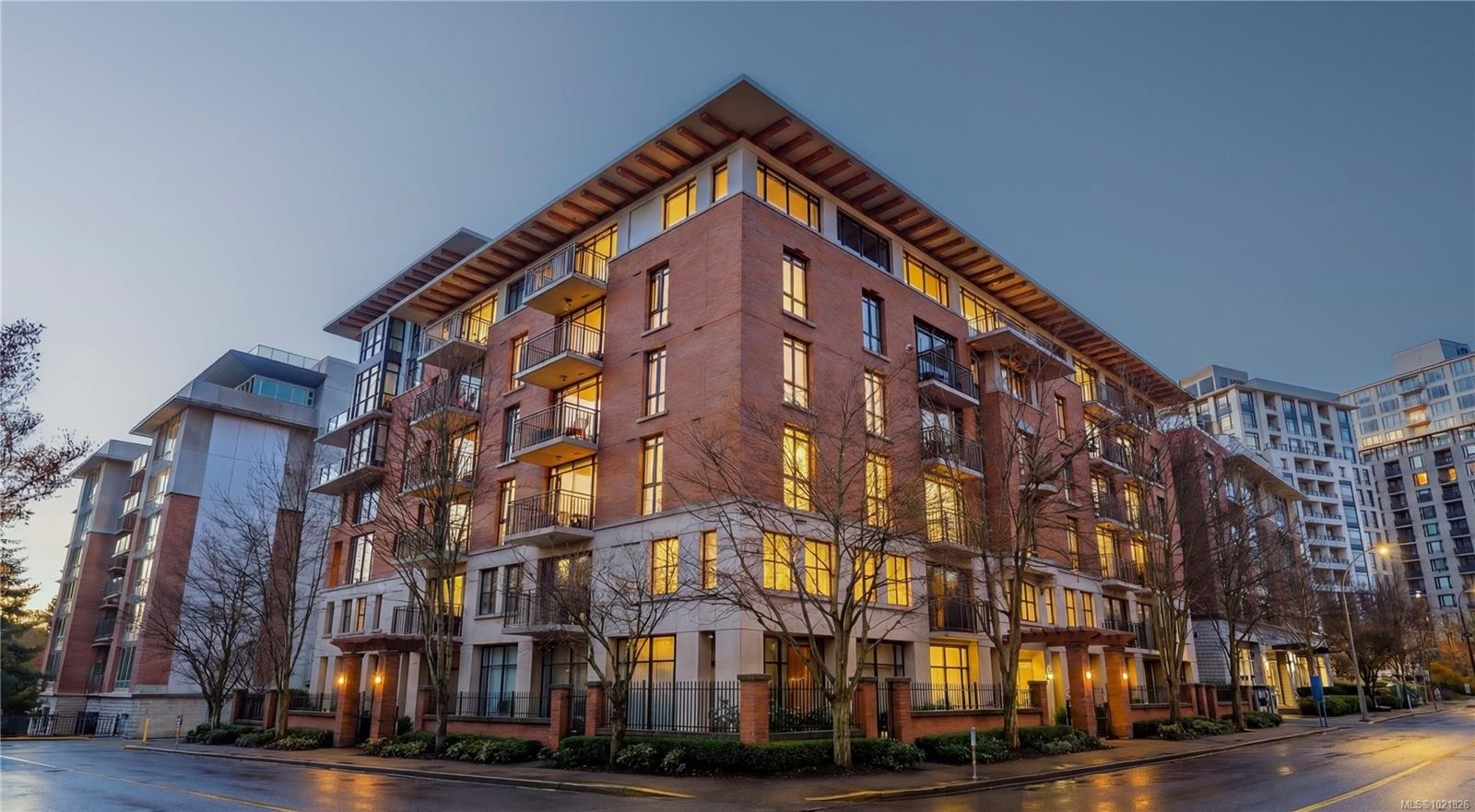 409-827 Fairfield Rd, Victoria, BC - Outdoor With Facade