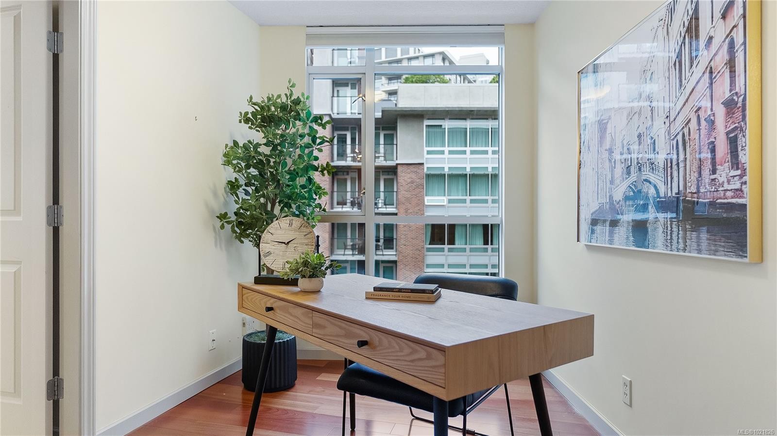 409-827 Fairfield Rd, Victoria, BC - Indoor