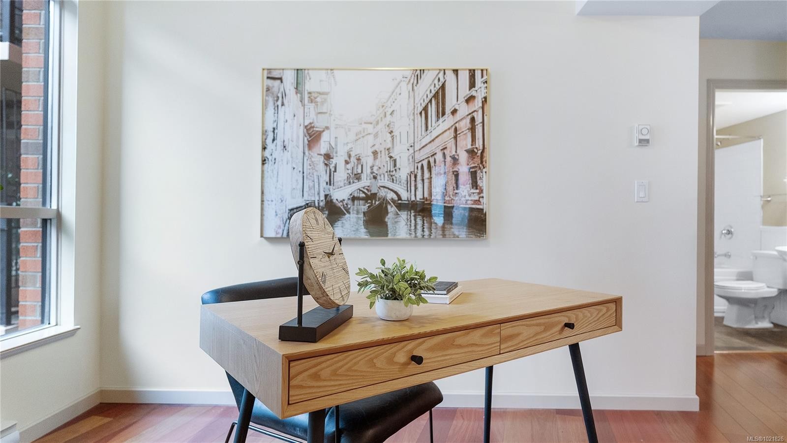 409-827 Fairfield Rd, Victoria, BC - Indoor