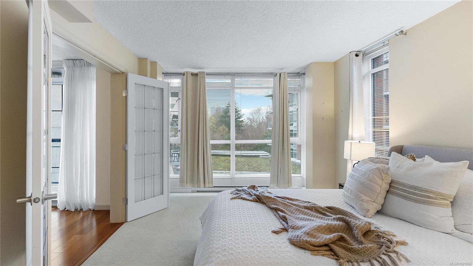 409-827 Fairfield Rd, Victoria, BC - Indoor Photo Showing Bedroom