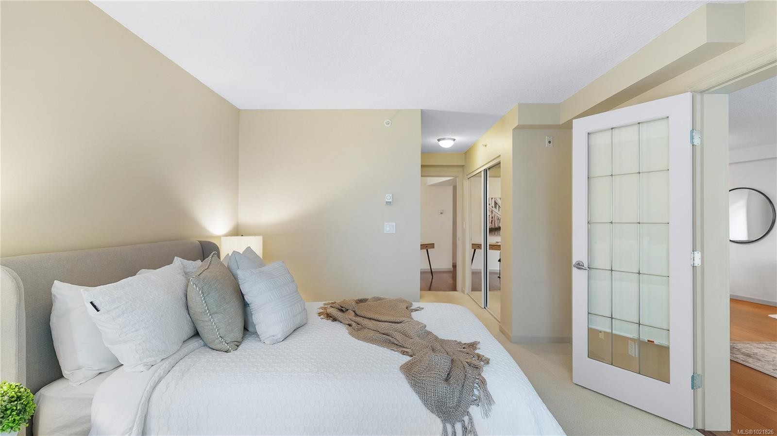 409-827 Fairfield Rd, Victoria, BC - Indoor Photo Showing Bedroom