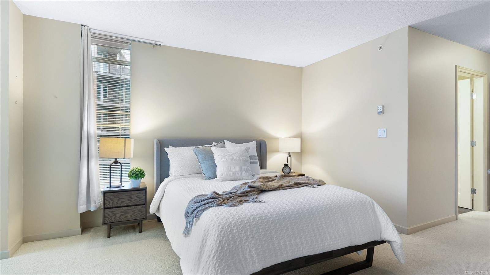 409-827 Fairfield Rd, Victoria, BC - Indoor Photo Showing Bedroom