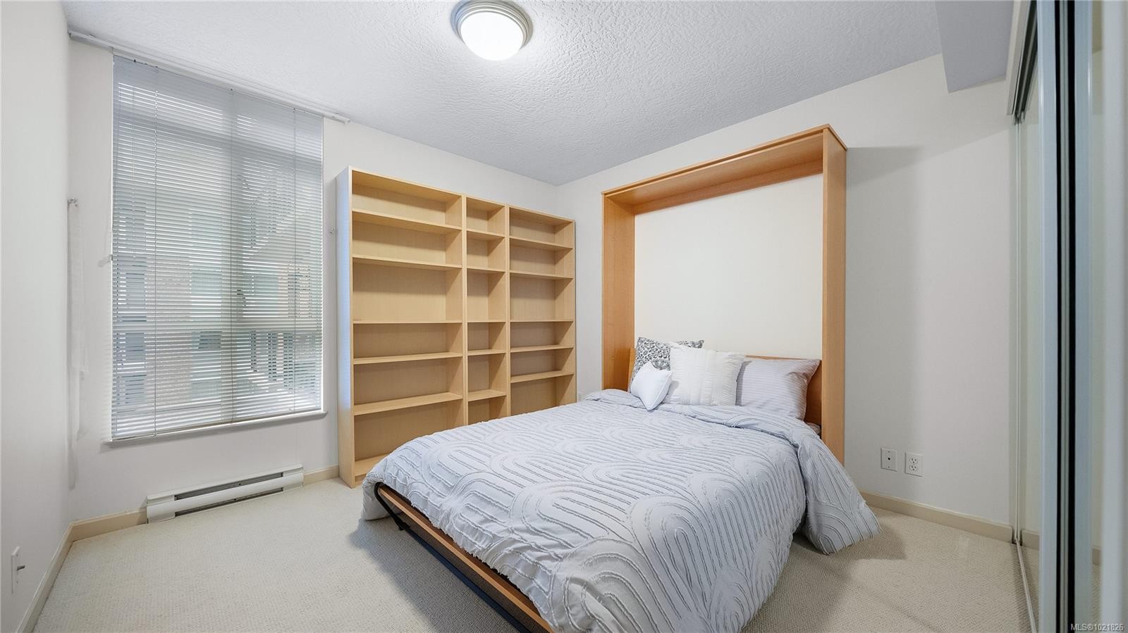 409-827 Fairfield Rd, Victoria, BC - Indoor Photo Showing Bedroom