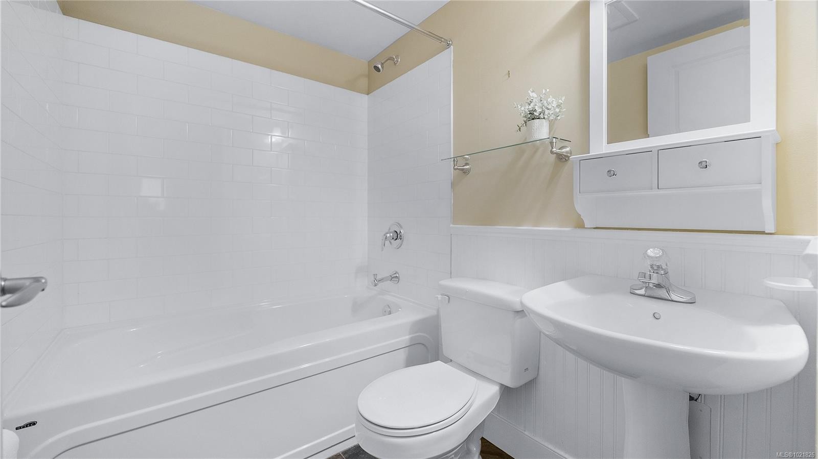 409-827 Fairfield Rd, Victoria, BC - Indoor Photo Showing Bathroom