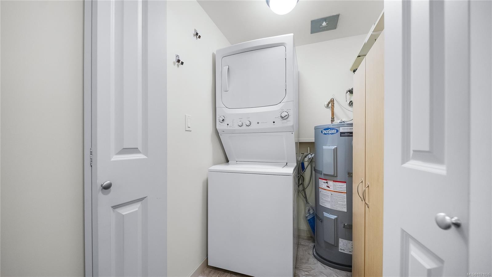409-827 Fairfield Rd, Victoria, BC - Indoor Photo Showing Laundry Room