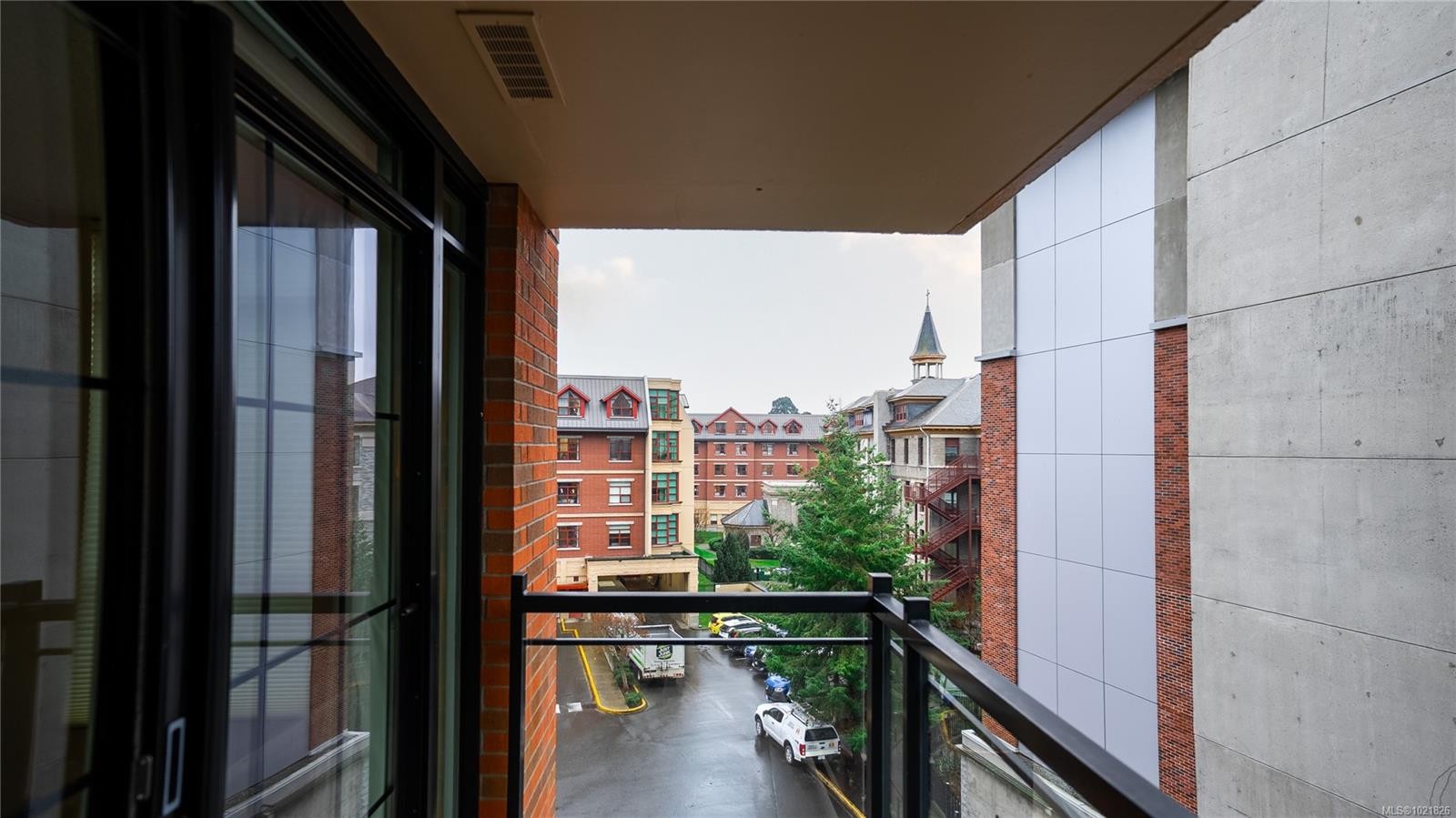 409-827 Fairfield Rd, Victoria, BC - With Exterior