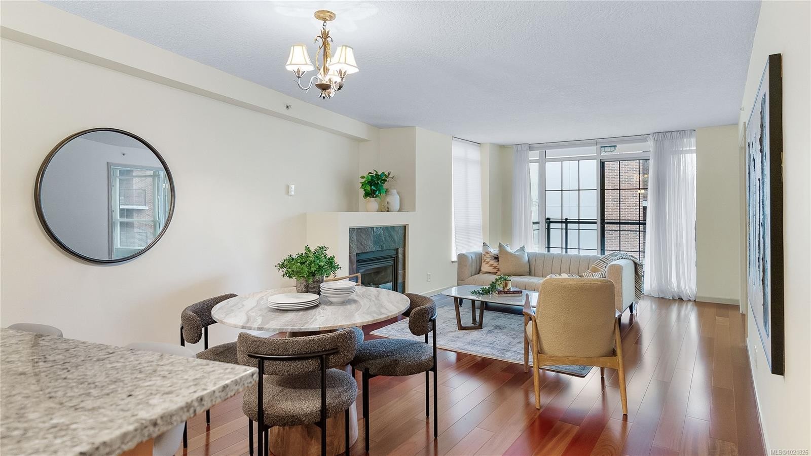 409-827 Fairfield Rd, Victoria, BC - Indoor Photo Showing Dining Room