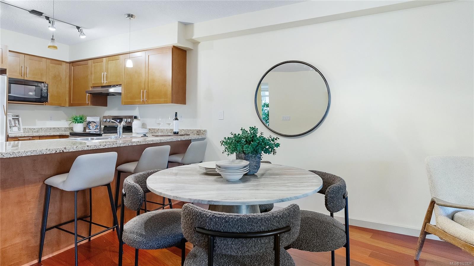 409-827 Fairfield Rd, Victoria, BC - Indoor Photo Showing Dining Room