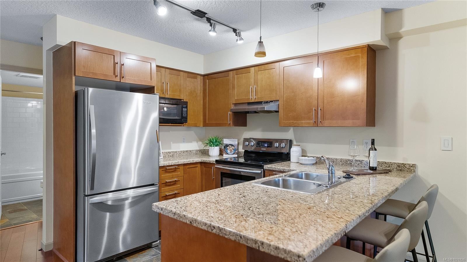 409-827 Fairfield Rd, Victoria, BC - Indoor Photo Showing Kitchen With Double Sink