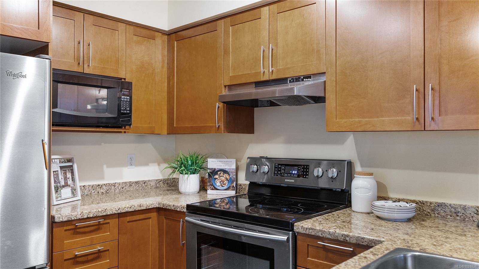 409-827 Fairfield Rd, Victoria, BC - Indoor Photo Showing Kitchen