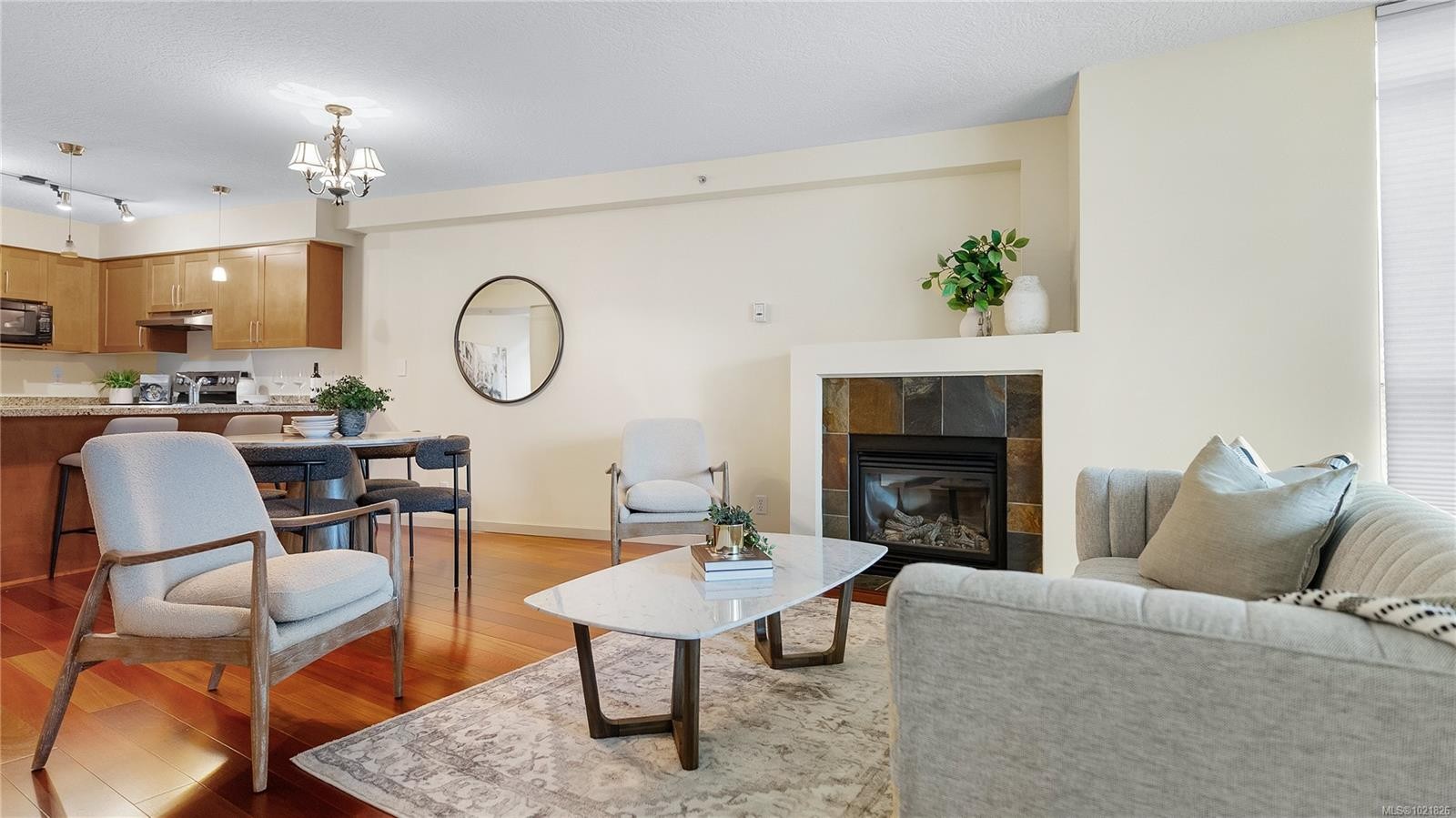 409-827 Fairfield Rd, Victoria, BC - Indoor Photo Showing Living Room With Fireplace