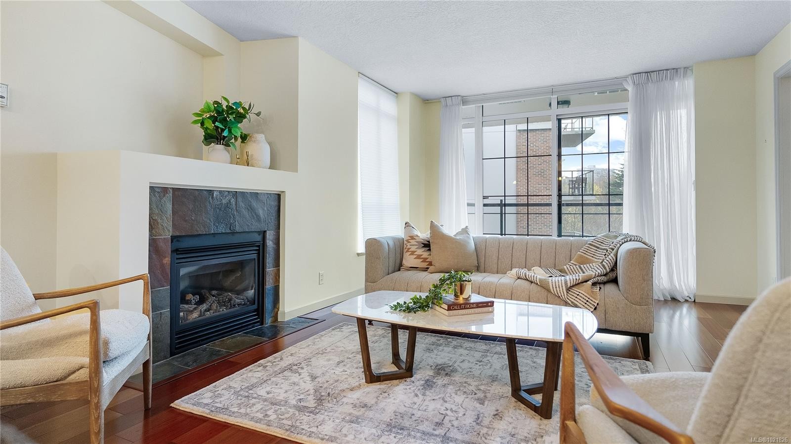 409-827 Fairfield Rd, Victoria, BC - Indoor Photo Showing Living Room With Fireplace
