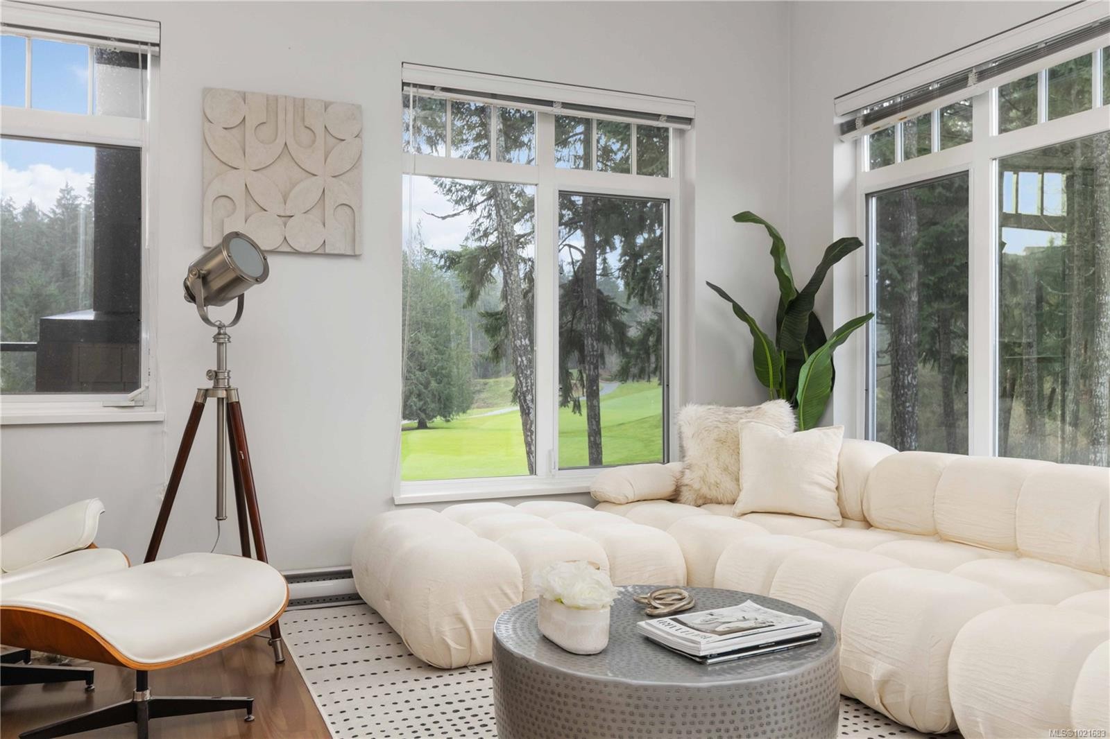 420-1395 Bear Mountain Pkwy, Langford, BC - Indoor Photo Showing Bedroom