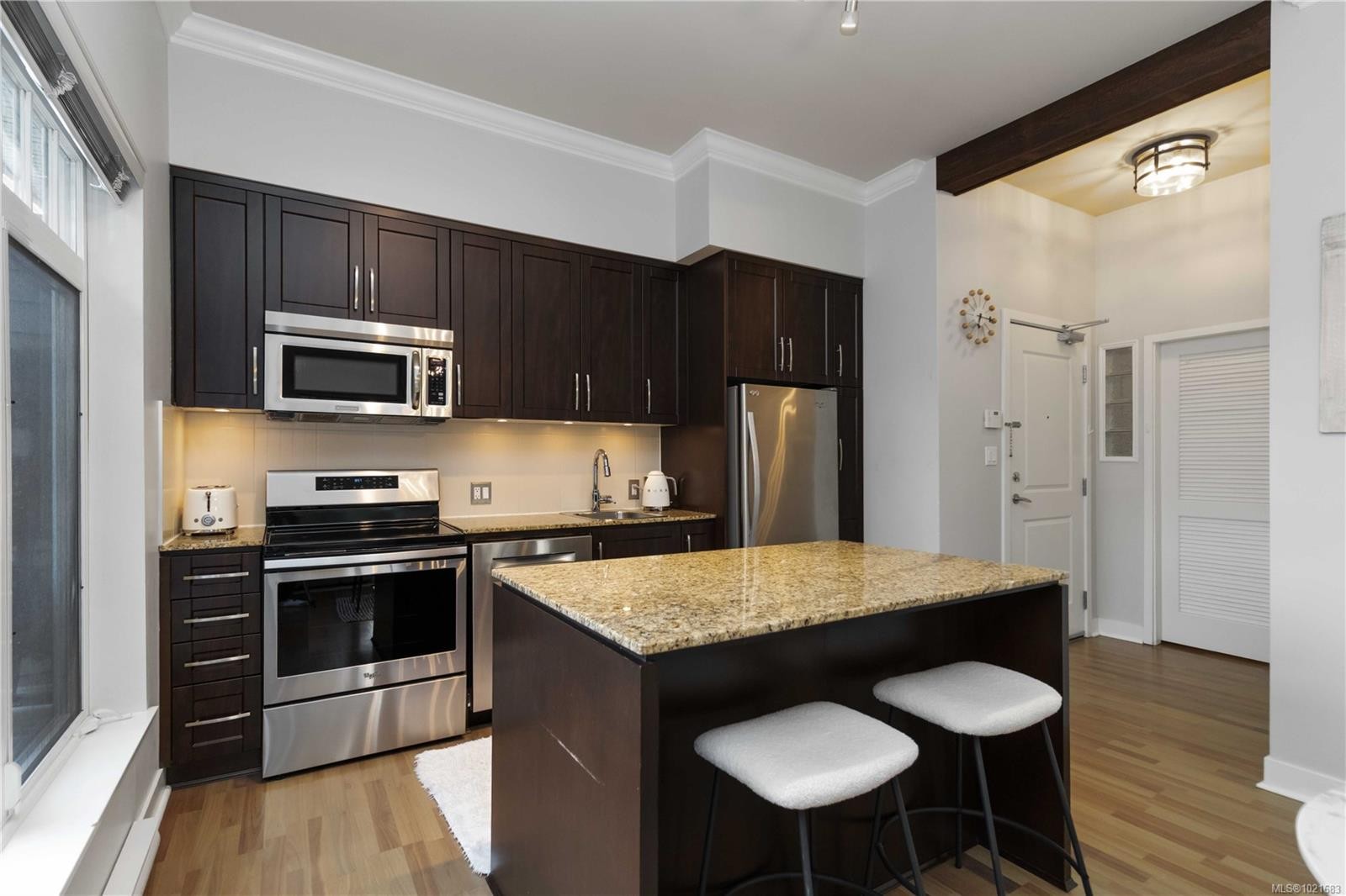 420-1395 Bear Mountain Pkwy, Langford, BC - Indoor Photo Showing Kitchen With Stainless Steel Kitchen With Upgraded Kitchen