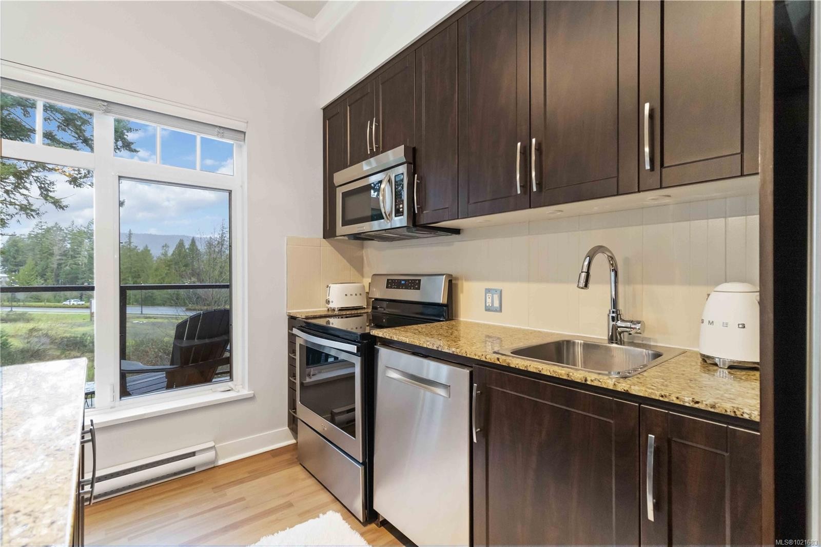 420-1395 Bear Mountain Pkwy, Langford, BC - Indoor Photo Showing Kitchen With Stainless Steel Kitchen