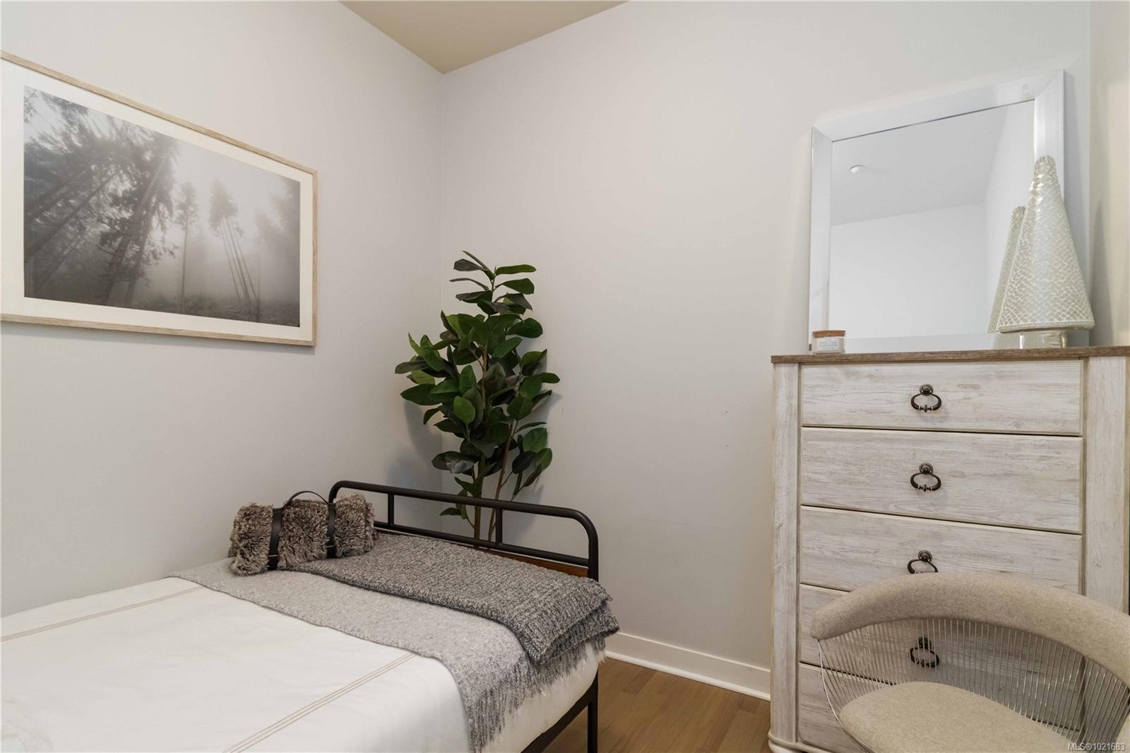 420-1395 Bear Mountain Pkwy, Langford, BC - Indoor Photo Showing Bedroom