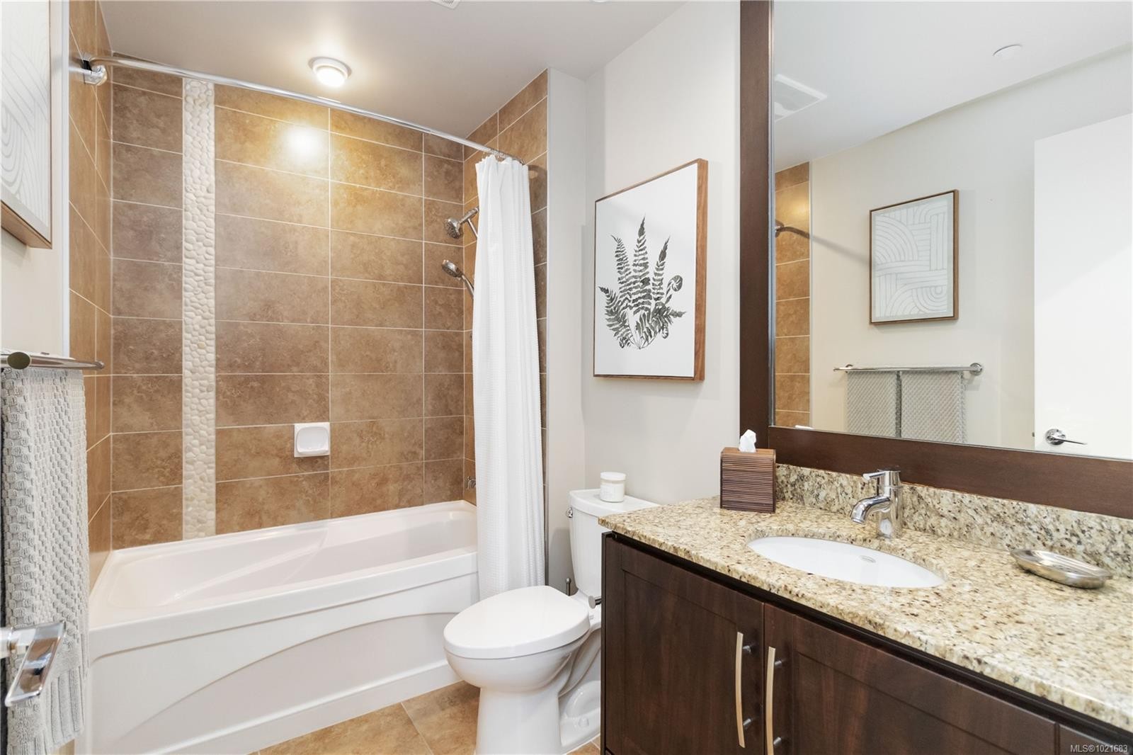 420-1395 Bear Mountain Pkwy, Langford, BC - Indoor Photo Showing Bathroom
