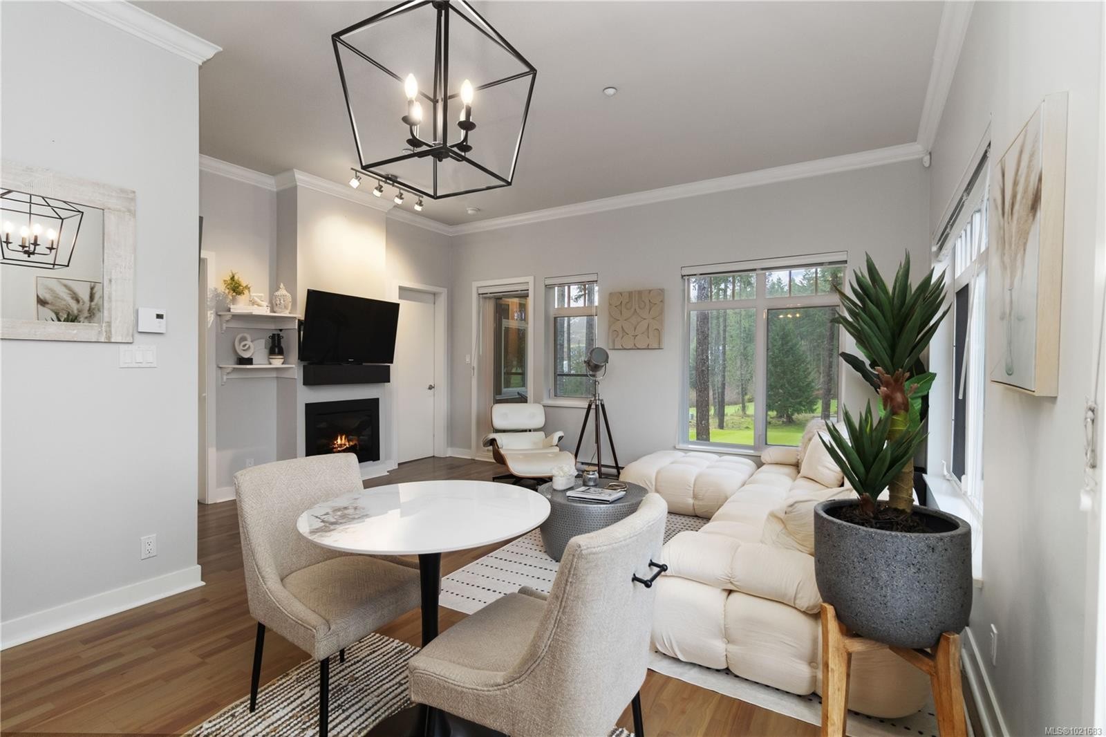 420-1395 Bear Mountain Pkwy, Langford, BC - Indoor Photo Showing Dining Room