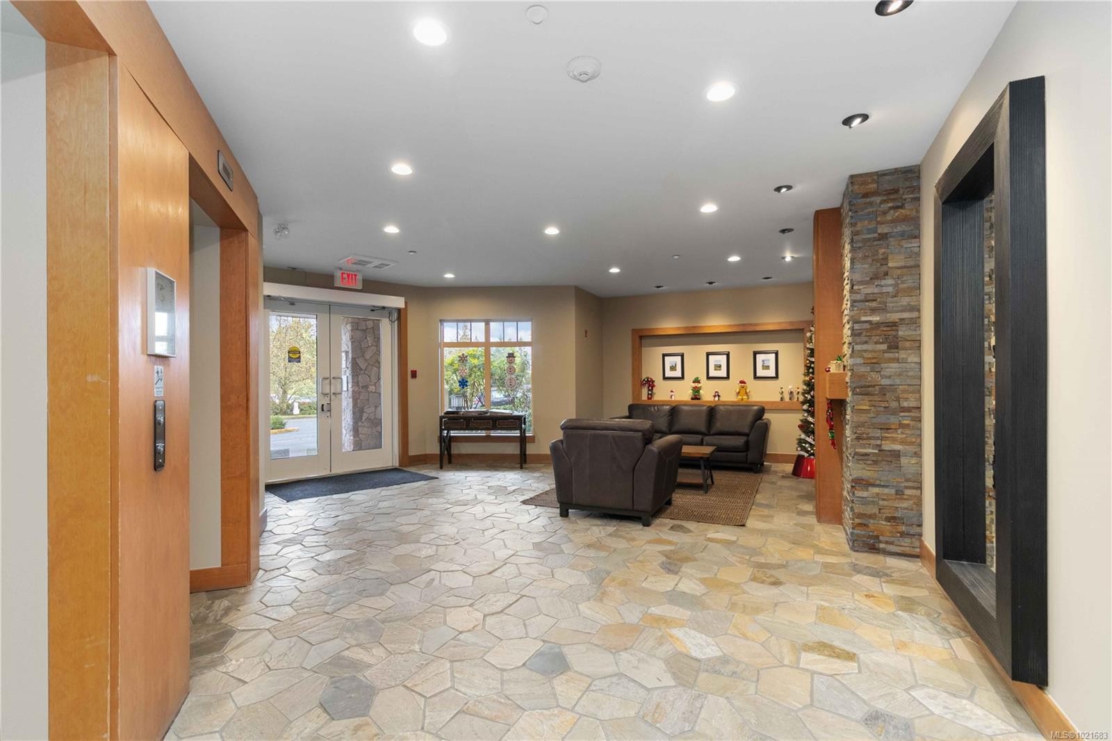 420-1395 Bear Mountain Pkwy, Langford, BC - Indoor Photo Showing Other Room