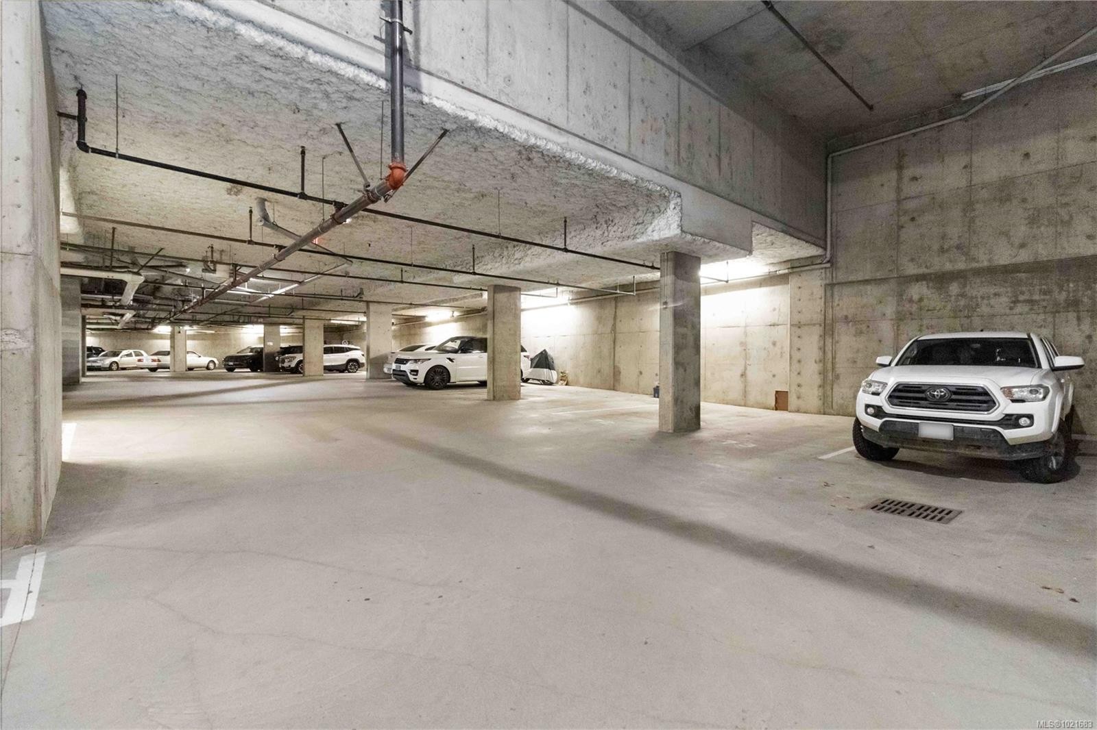 420-1395 Bear Mountain Pkwy, Langford, BC - Indoor Photo Showing Garage