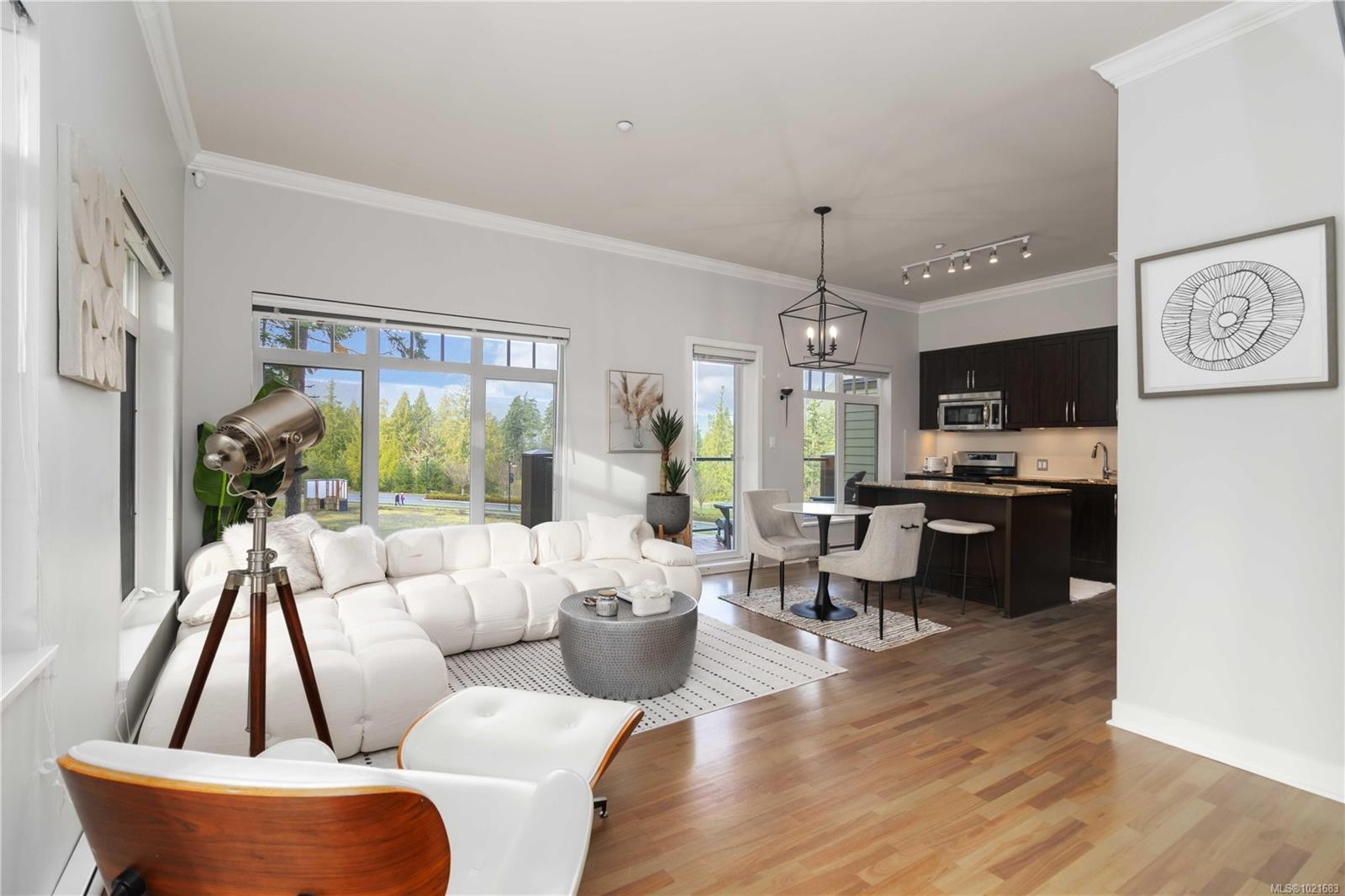 420-1395 Bear Mountain Pkwy, Langford, BC - Indoor Photo Showing Living Room