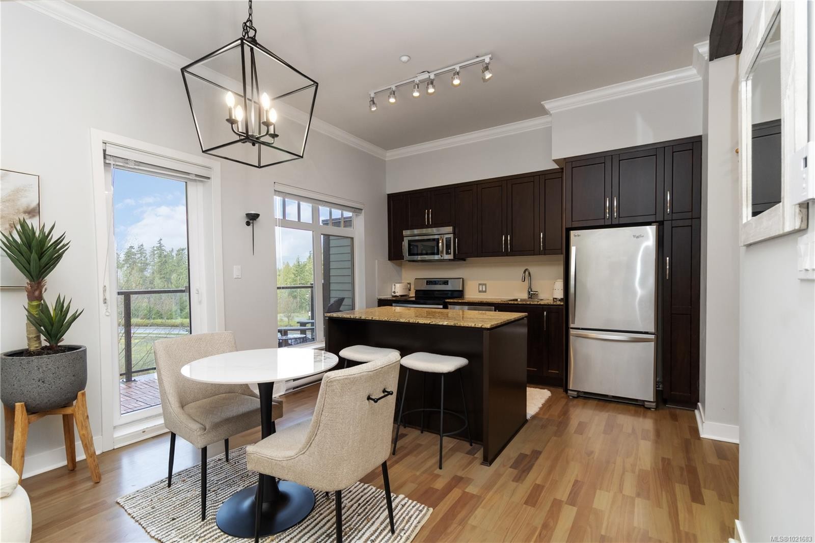 420-1395 Bear Mountain Pkwy, Langford, BC - Indoor