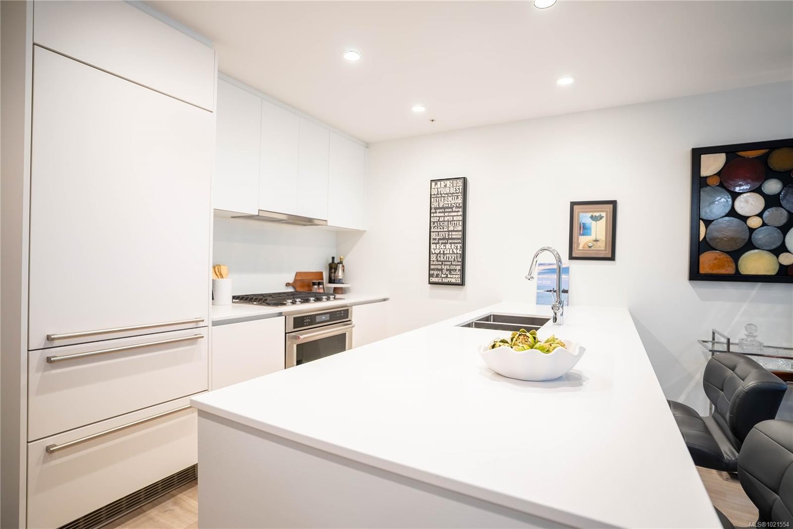 804-60 Saghalie Rd, Victoria, BC - Indoor Photo Showing Kitchen With Double Sink