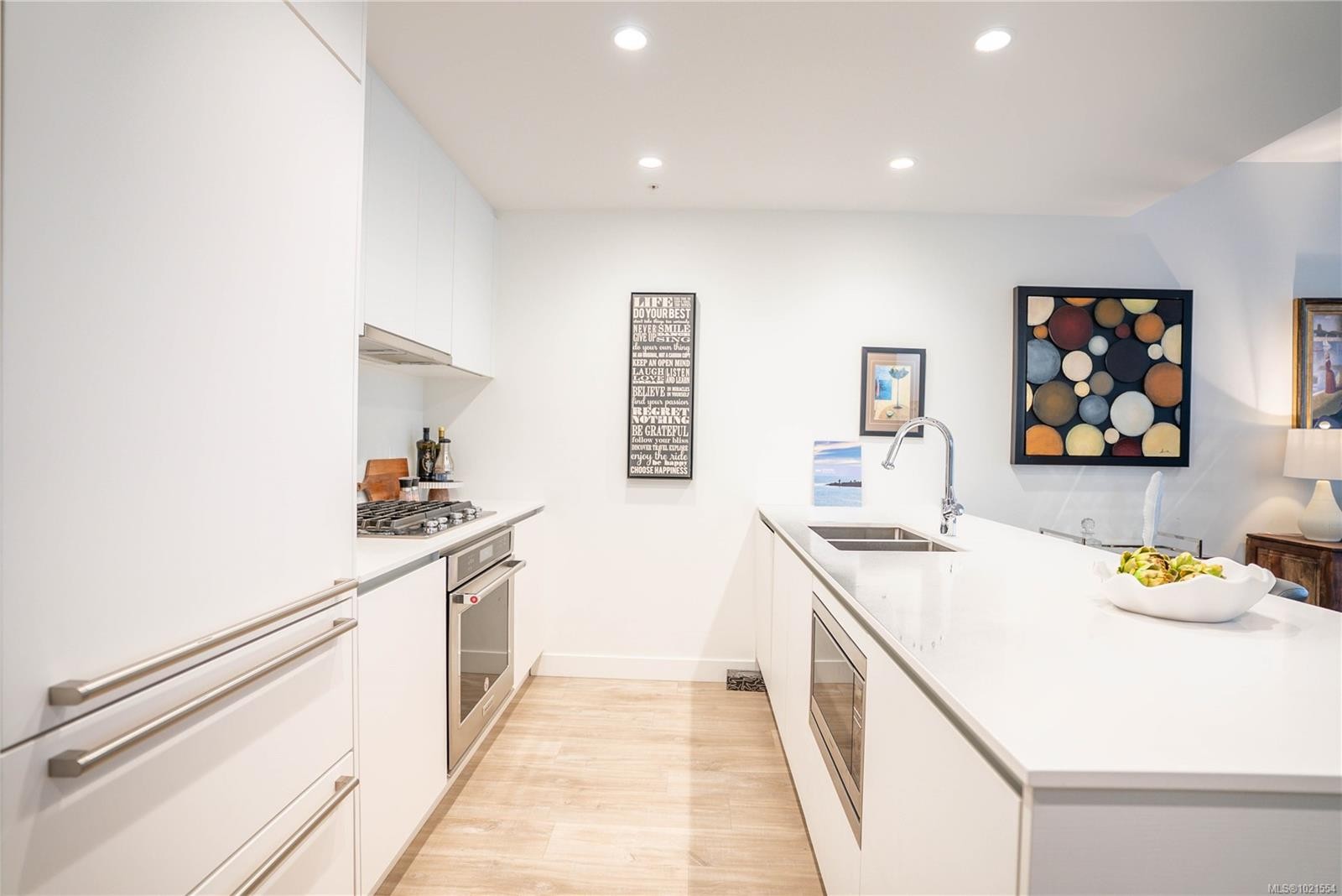 804-60 Saghalie Rd, Victoria, BC - Indoor Photo Showing Kitchen With Double Sink
