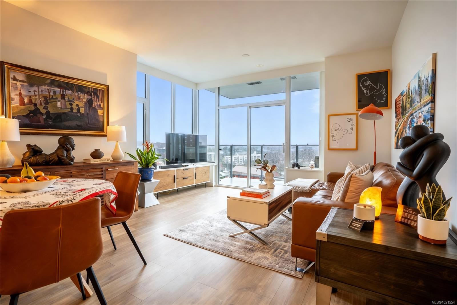 804-60 Saghalie Rd, Victoria, BC - Indoor Photo Showing Living Room