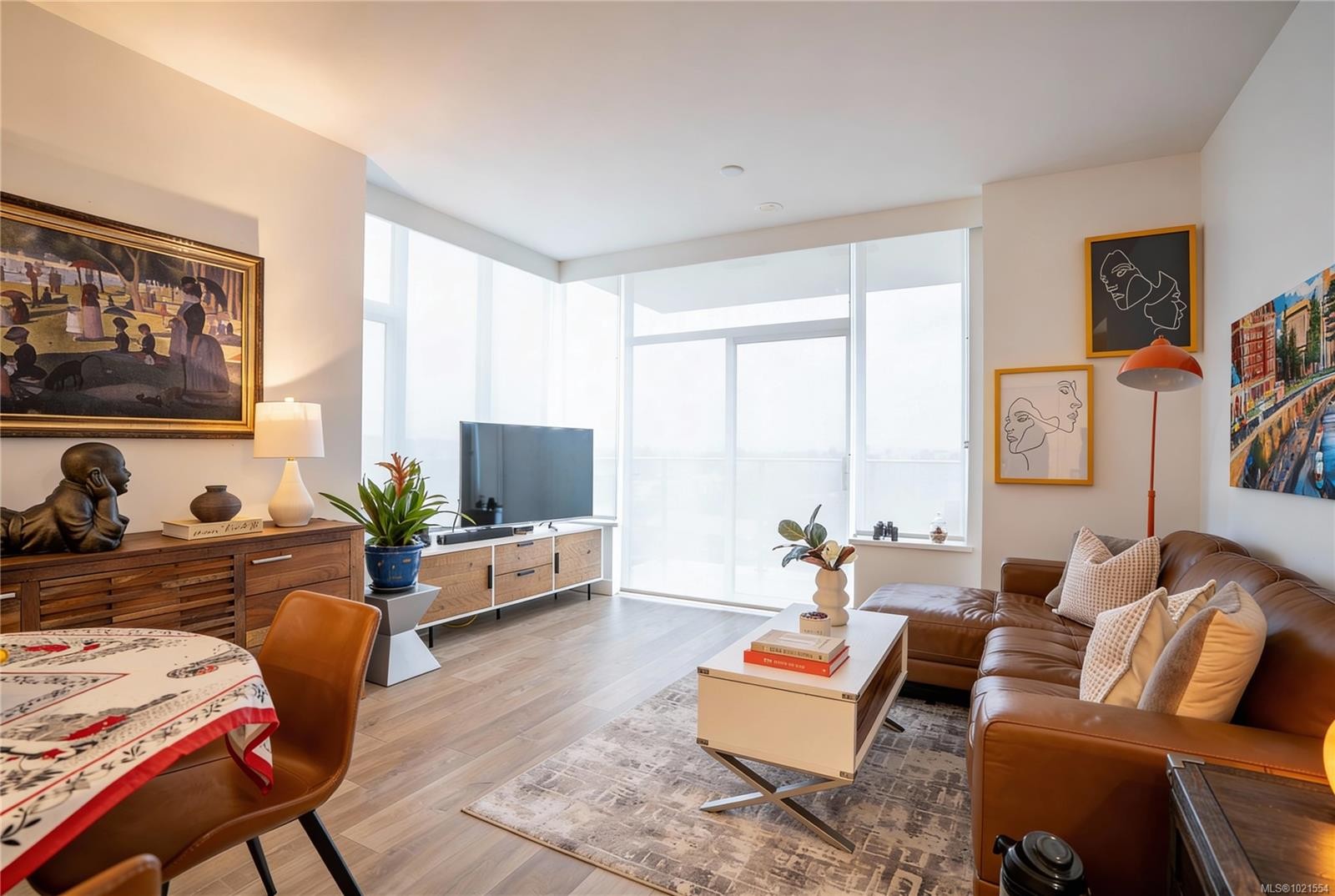 804-60 Saghalie Rd, Victoria, BC - Indoor Photo Showing Living Room