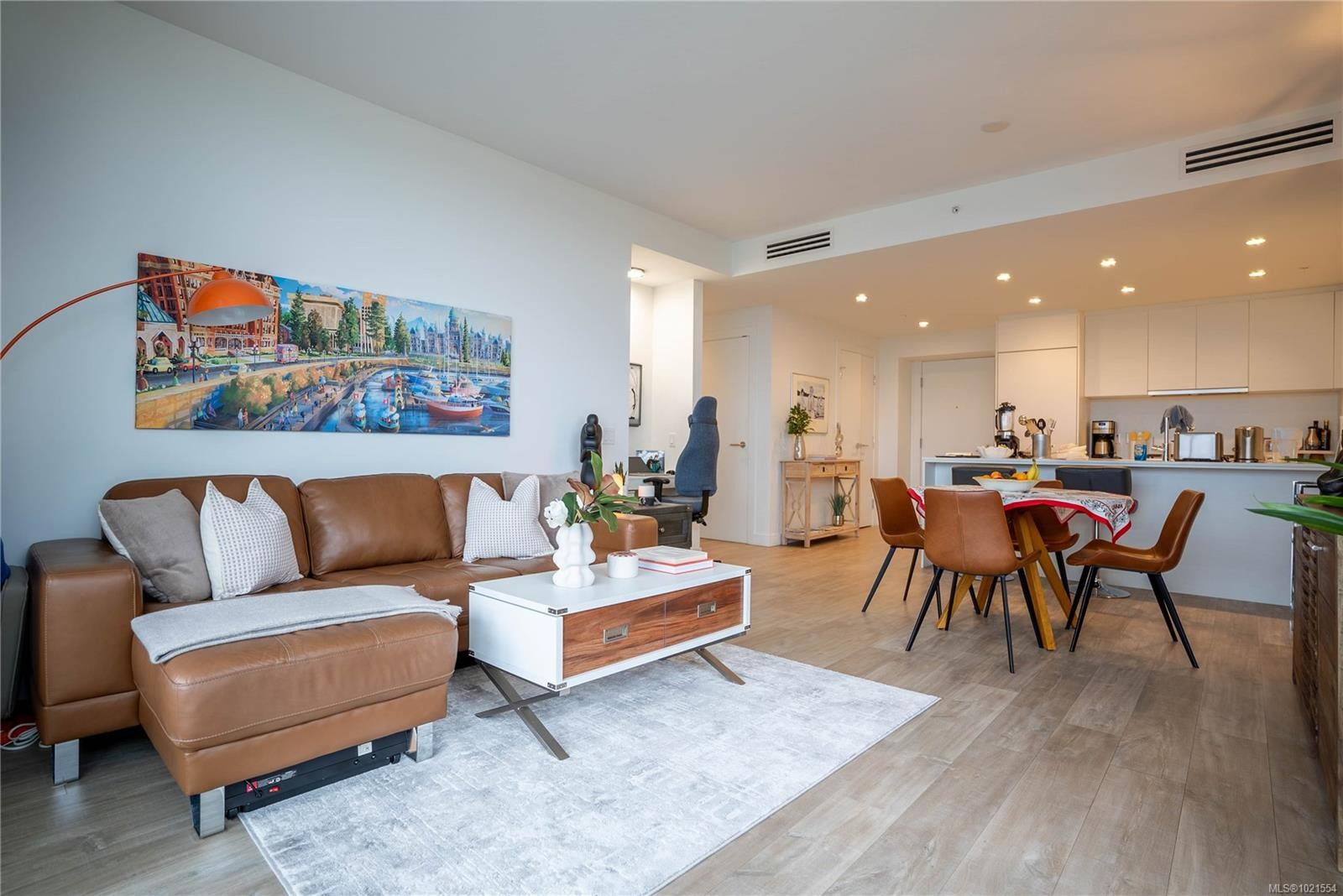 804-60 Saghalie Rd, Victoria, BC - Indoor Photo Showing Living Room