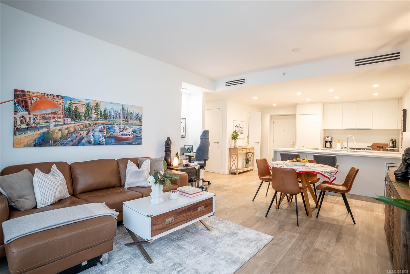 804-60 Saghalie Rd, Victoria, BC - Indoor Photo Showing Living Room