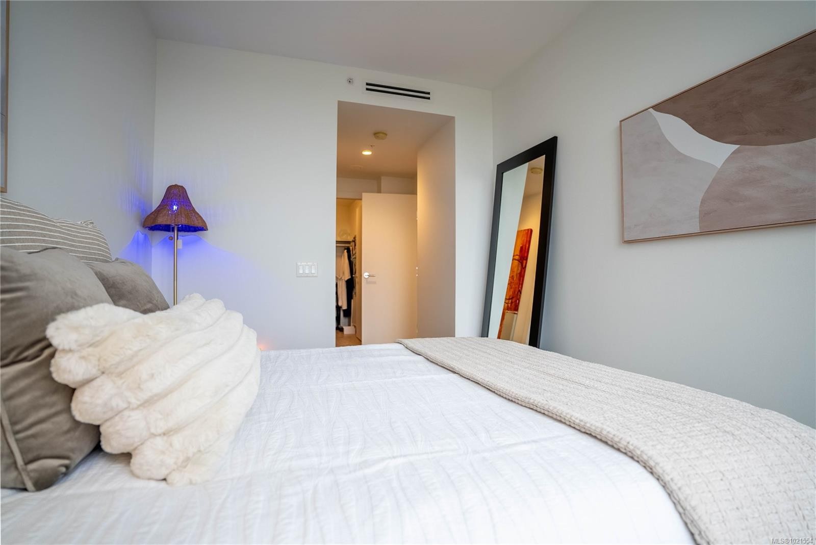 804-60 Saghalie Rd, Victoria, BC - Indoor Photo Showing Bedroom