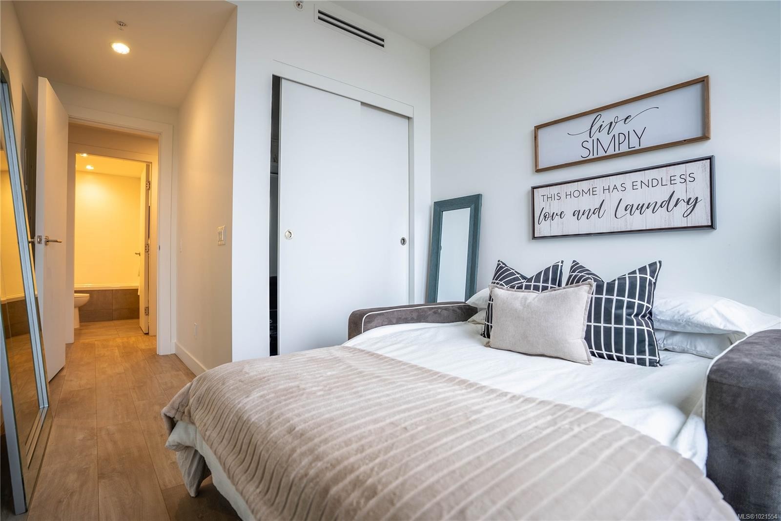 804-60 Saghalie Rd, Victoria, BC - Indoor Photo Showing Bedroom