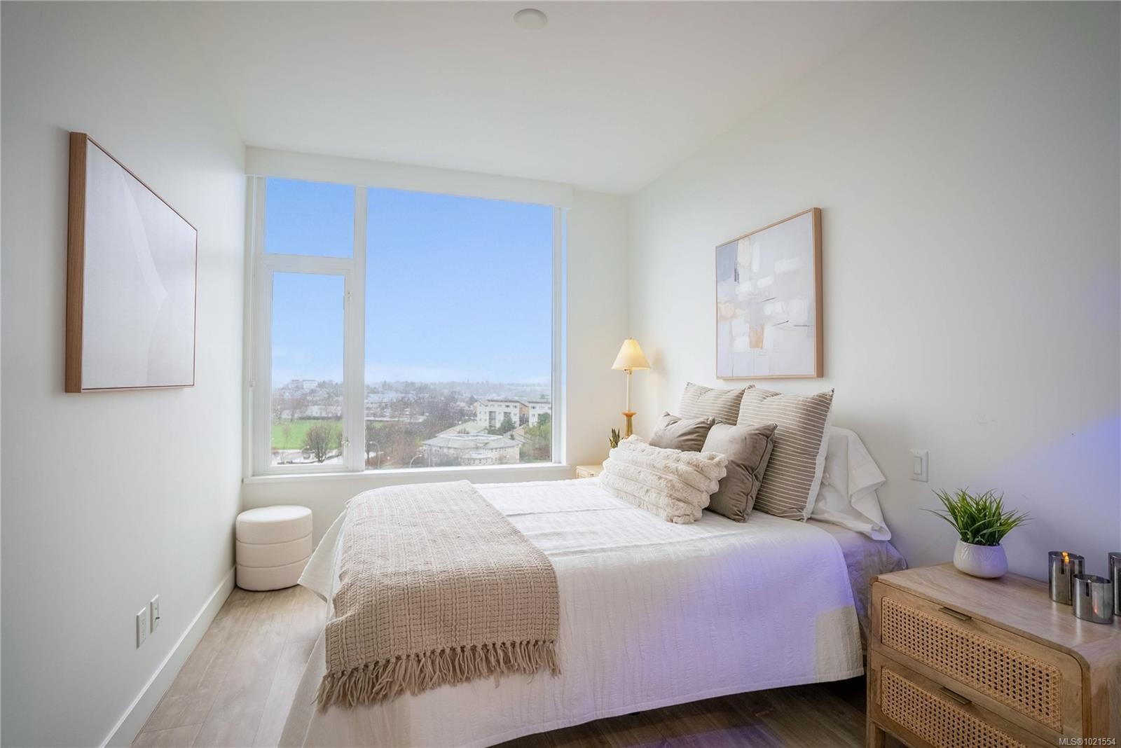 804-60 Saghalie Rd, Victoria, BC - Indoor Photo Showing Bedroom