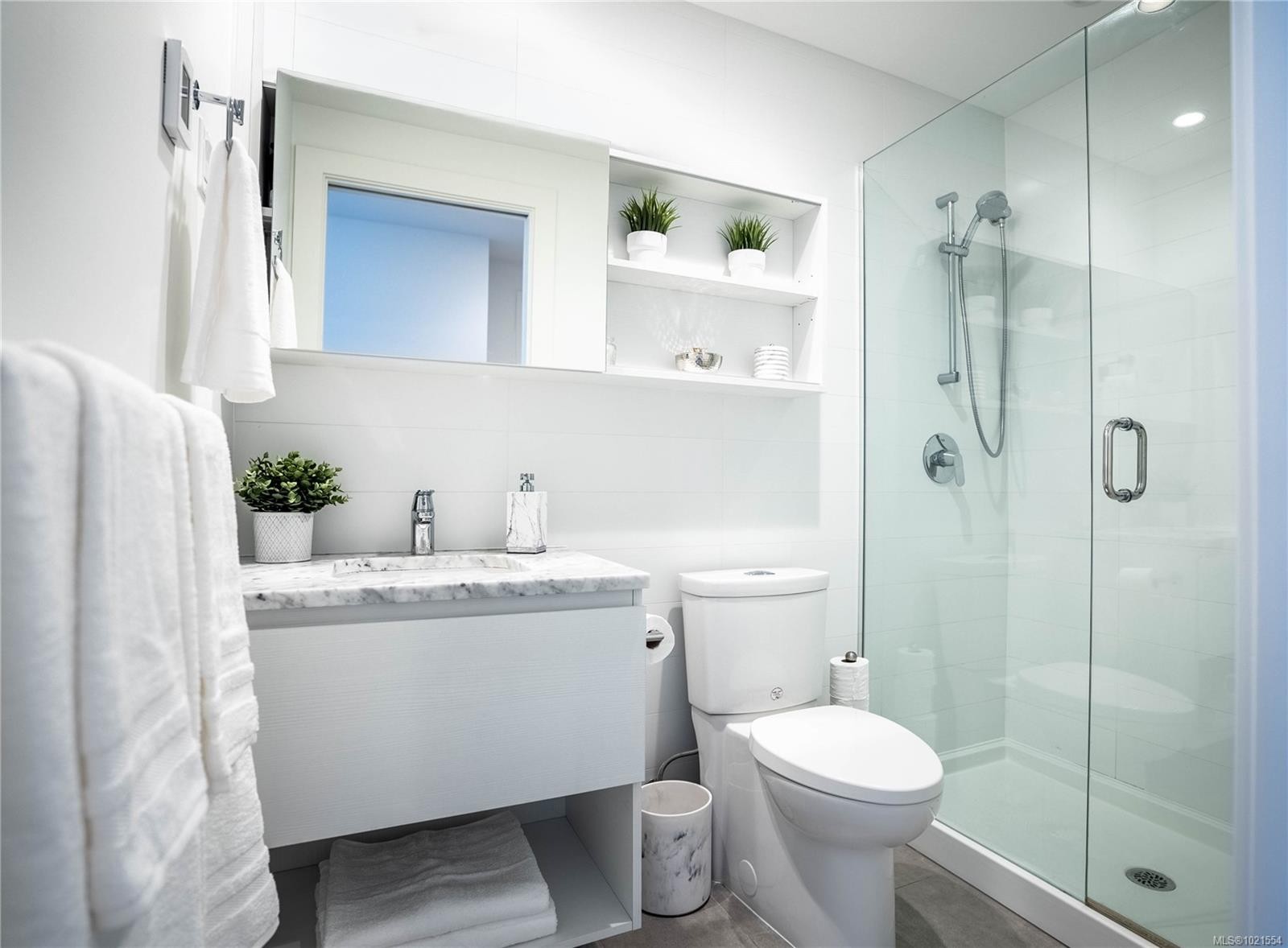 804-60 Saghalie Rd, Victoria, BC - Indoor Photo Showing Bathroom