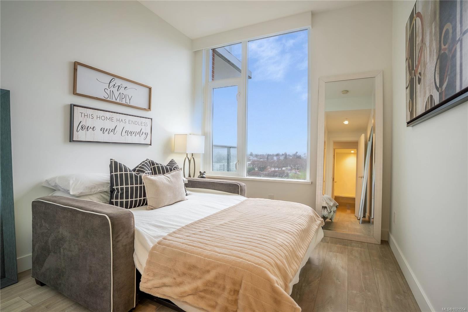 804-60 Saghalie Rd, Victoria, BC - Indoor Photo Showing Bedroom