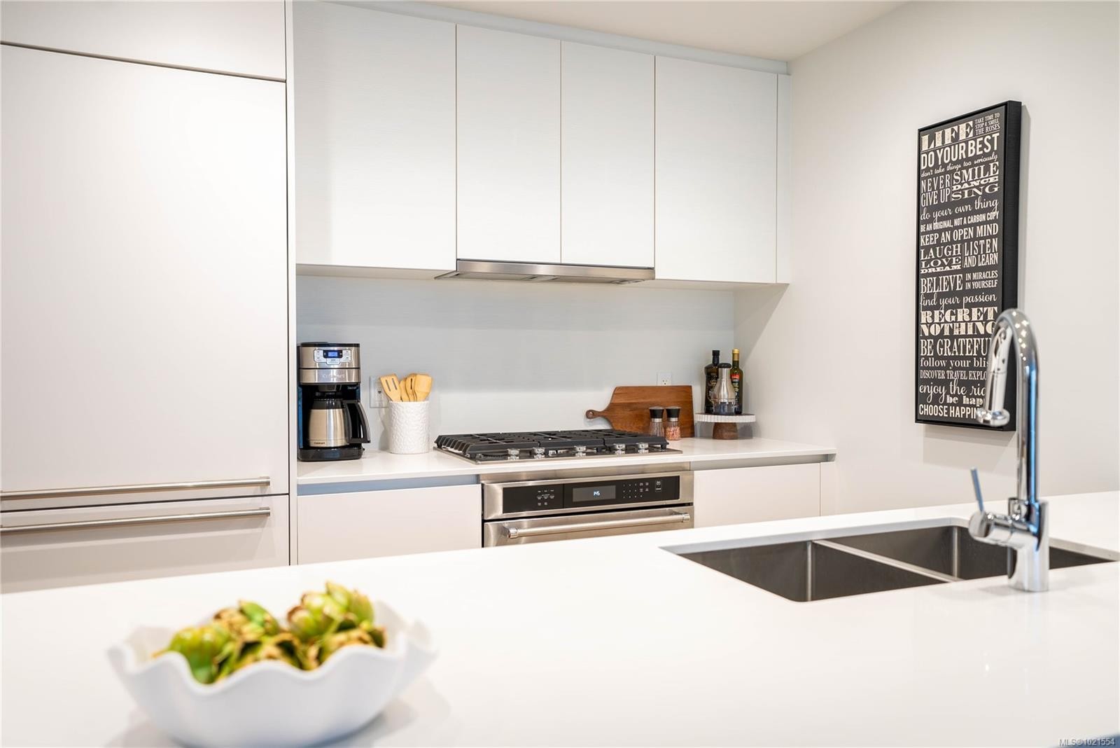 804-60 Saghalie Rd, Victoria, BC - Indoor Photo Showing Kitchen With Double Sink With Upgraded Kitchen