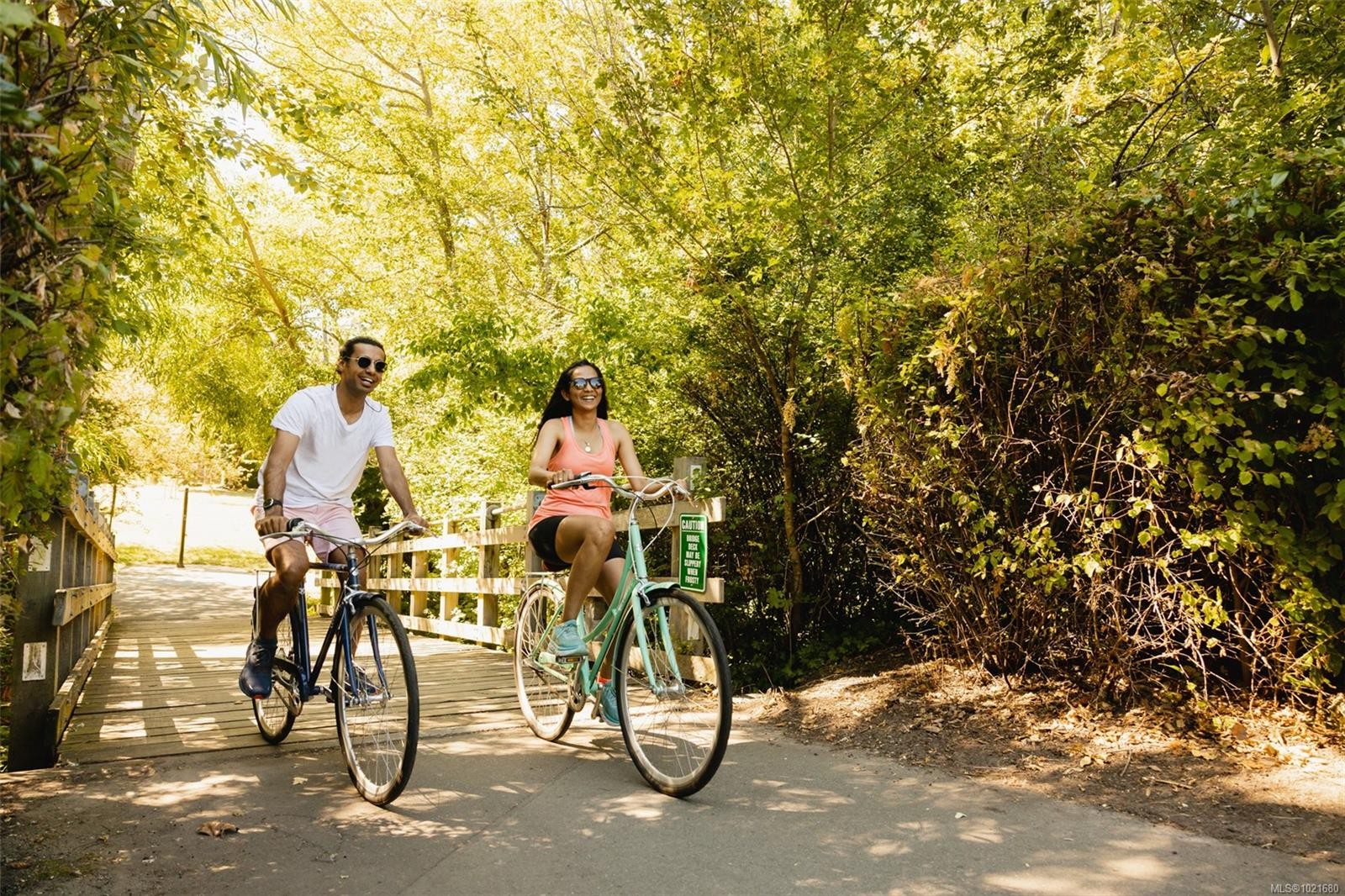 212-3226 Shelbourne St, Saanich, BC - Outdoor