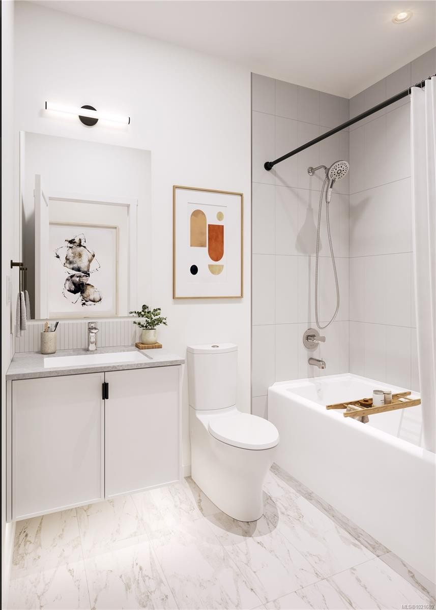 212-3226 Shelbourne St, Saanich, BC - Indoor Photo Showing Bathroom