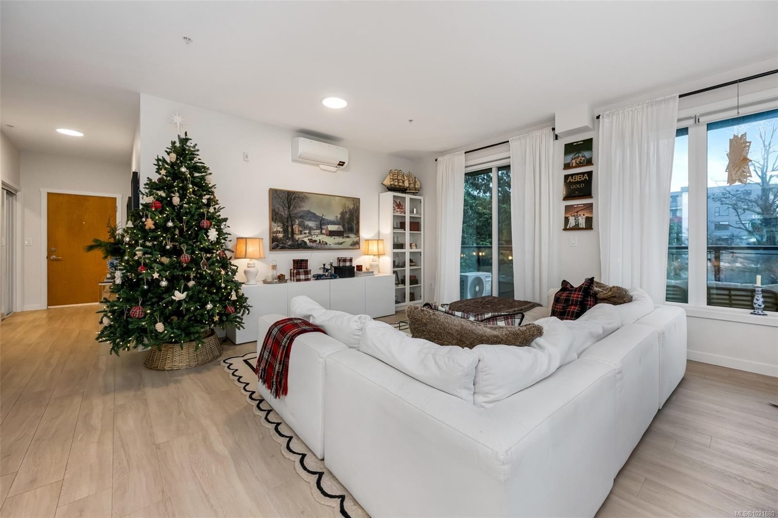 301-842 Orono Ave, Langford, BC - Indoor Photo Showing Living Room